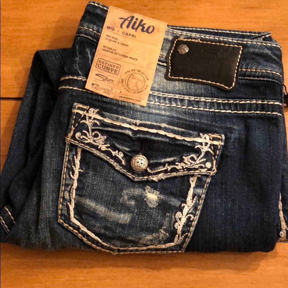 New Aiko Silver capris mid rise size 29